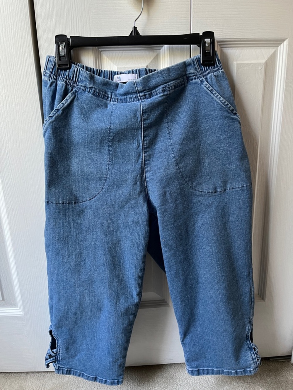 Light wash M Croft & Borrow  Capris with Side Button Detail